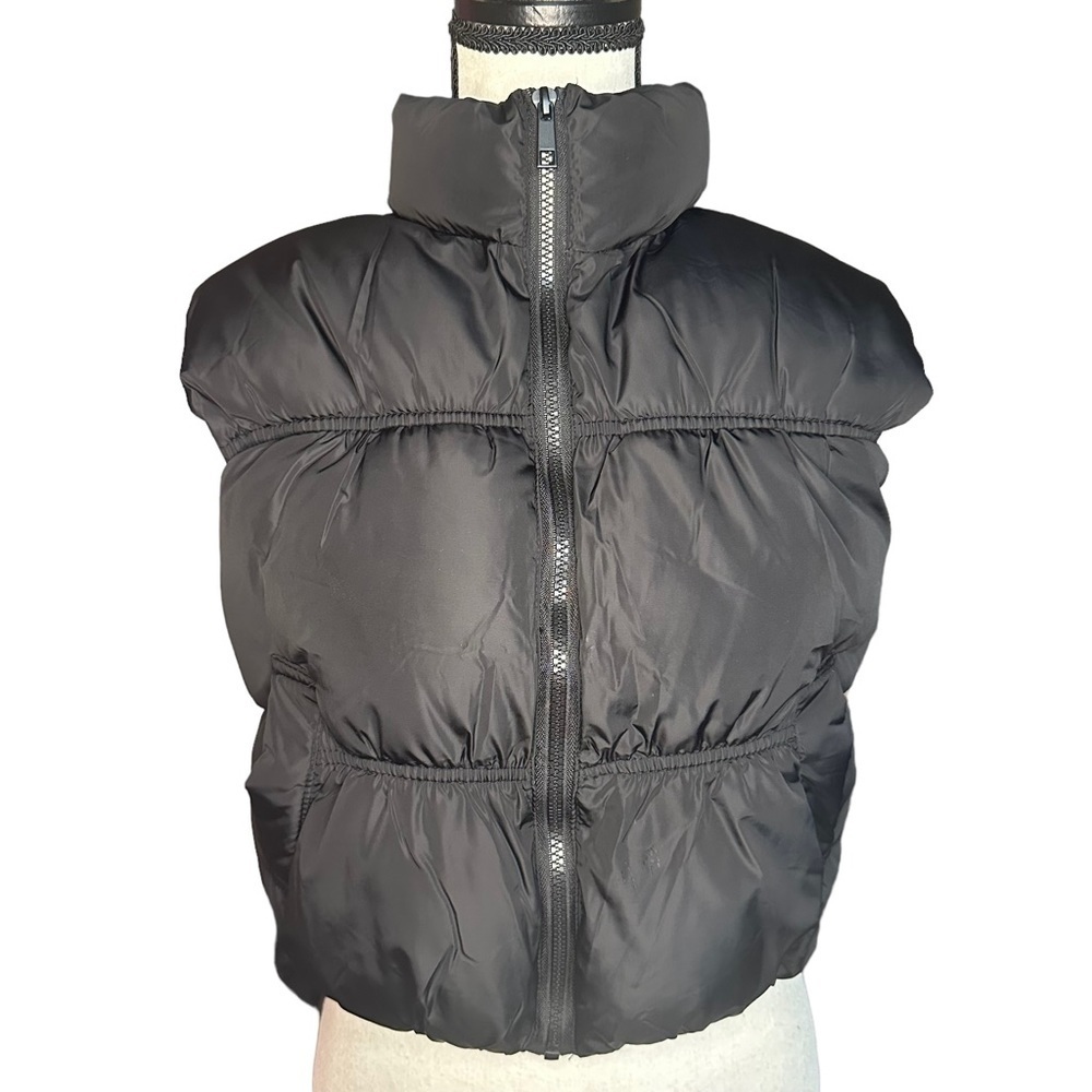 NWOT Black cropped puffer vest